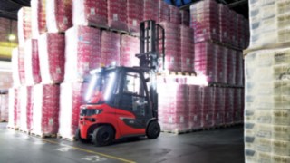 Carretilla elevadora a diésel H20 en la industria Una carretilla elevadora Linde H20 apila palets completamente cargados