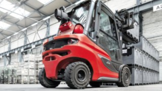 Carretilla elevadora a diésel H35 con transmisión hidráulica Carretilla elevadora Linde apilando cajas