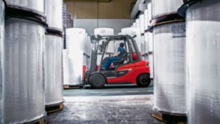 Carretilla elevadora de gas H20: la nueva generación Una carretilla elevadora Linde circula entre bobinas de papel